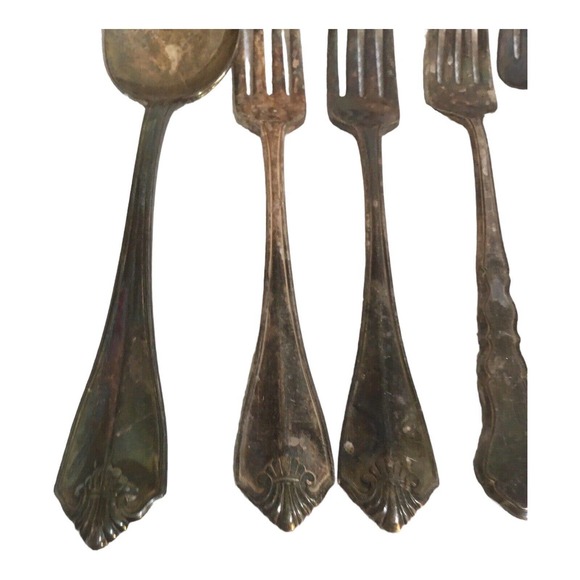 Antique 1847 Rogers Bros. Silverware Set & Ornate Wood Box  Antique River Brothers Silverware 1847 In 1881( 16 Piece )
